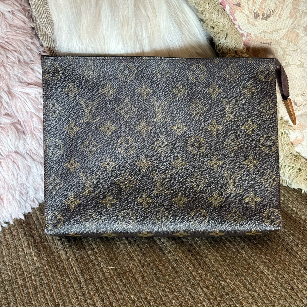 Authentic Vintage Louis Vuitton Monogram Toilette 26 Pouch